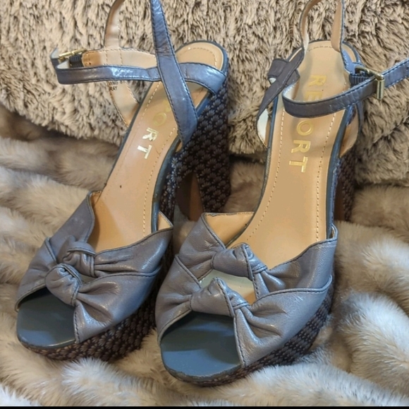 Cutest sunflower heels Report Shoes 💕 - Picture 4 of 9